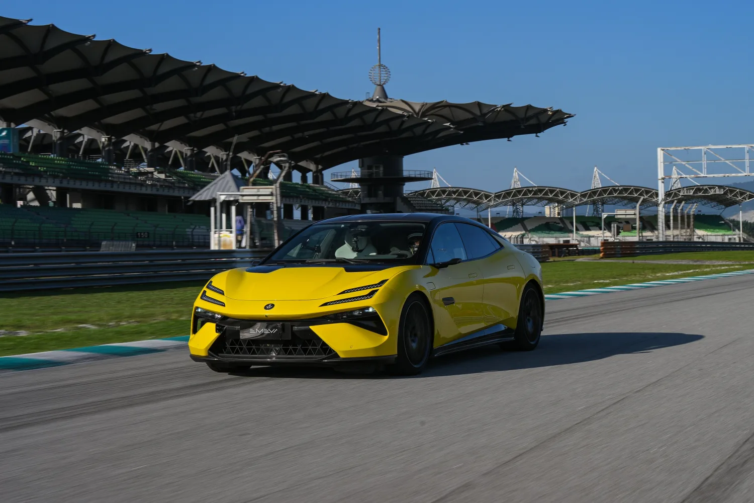 LOTUS EMEYA R CATAT REKOD EV TERPANTAS BAHARU DI SIC