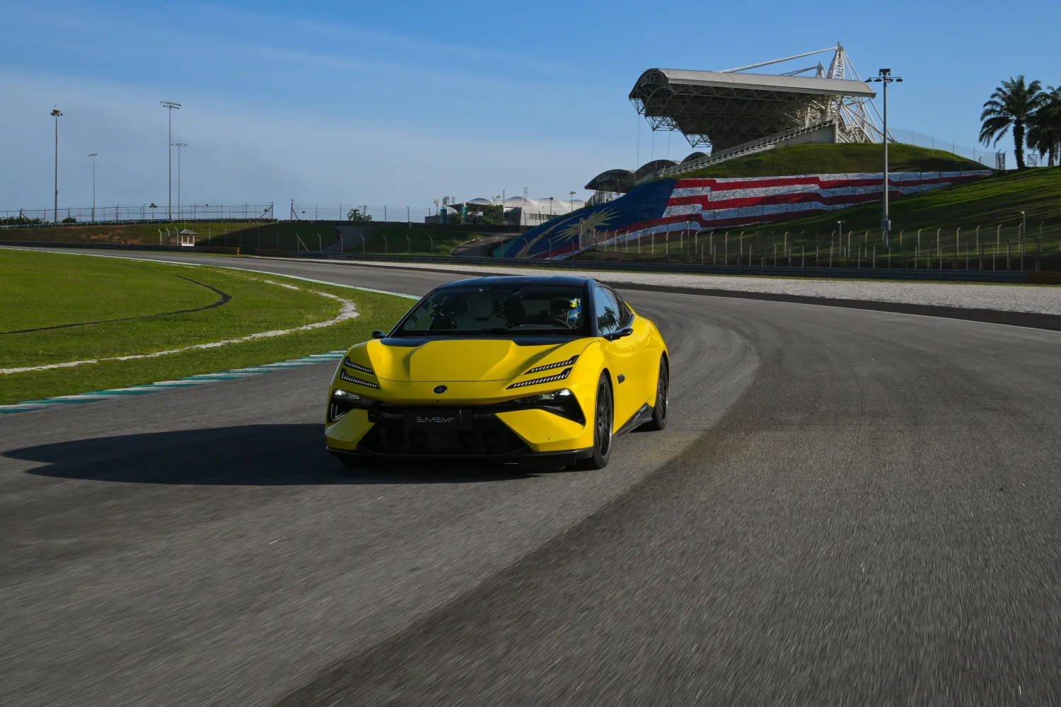 LOTUS EMEYA R CATAT REKOD EV TERPANTAS BAHARU DI SIC
