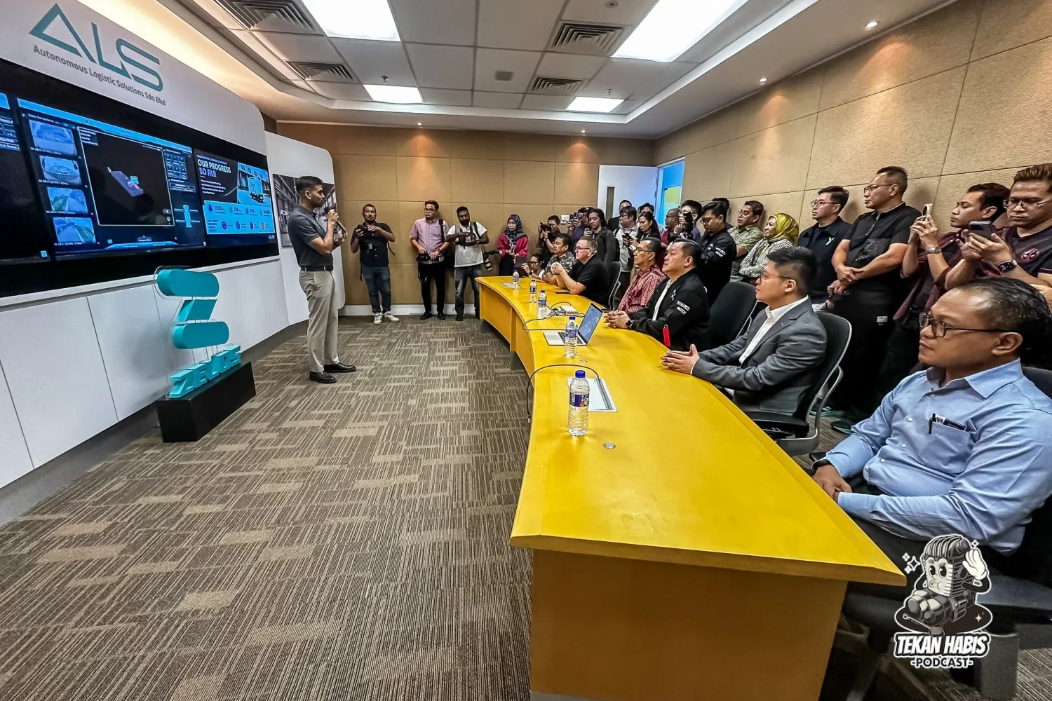 PUSAT OPERASI JARAK JAUH KENDERAAN AUTONOMI PERTAMA MALAYSIA DIBUKA DI CYBERJAYA