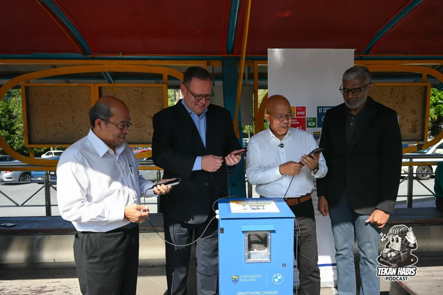 BMW & UM BINA STESEN PENGECASAN TELEFON PINTAR GUNA SOLAR & BATERI EV TERPAKAI HAYAT KEDUA