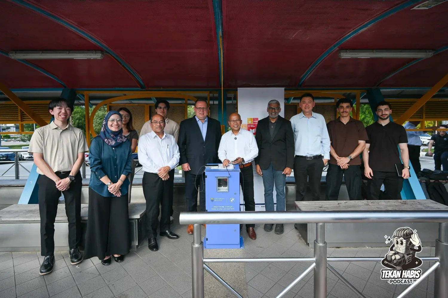 BMW & UM BINA STESEN PENGECASAN TELEFON PINTAR GUNA SOLAR & BATERI EV TERPAKAI HAYAT KEDUA