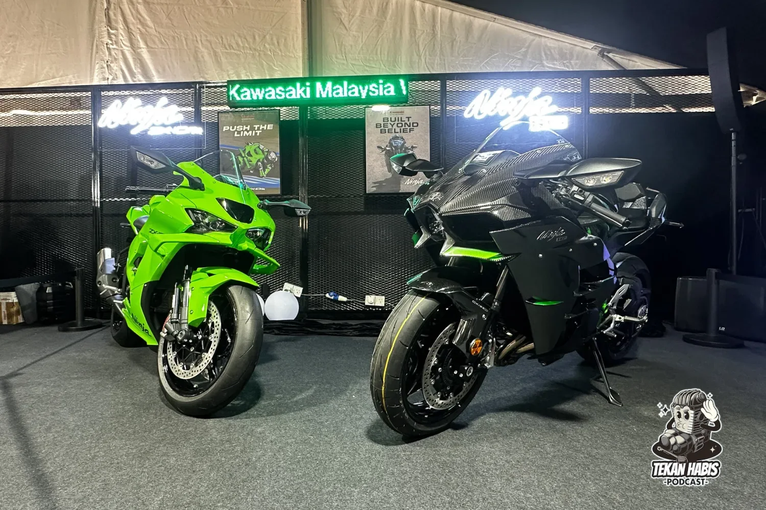 2026 Kawasaki Ninja ZX-10RR (kiri) dan Ninja H2 Carbon (kanan).