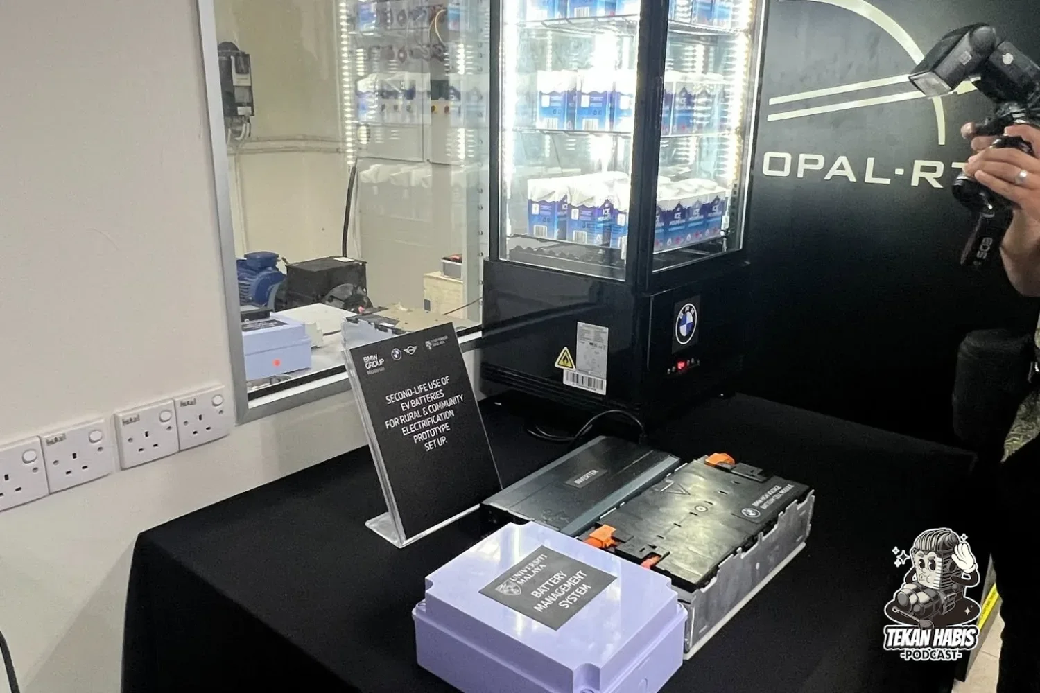 UM Dan BMW Demonstrasi Penyimpan Tenaga Solar Menggunakan Bateri EV Terpakai